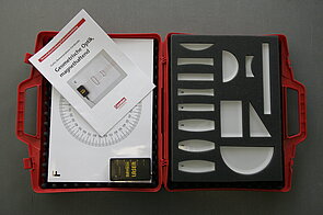 Image of an open case displaying a selection of optical lenses arranged for educational experiments. The case includes convex and concave lenses, each designed to demonstrate different effects such as focusing, spreading, and bending light rays. These lenses allow students and teachers to explore key concepts of geometric optics, including refraction, image formation, and magnification. The organized presentation helps illustrate how lenses shape and direct light for applications in science and everyday technology.